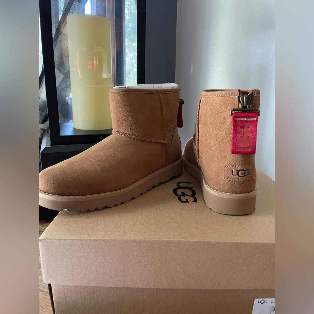 Ugg classic mini logo zip boot